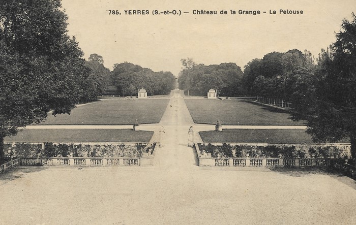 Pelouse du Château de La Grange