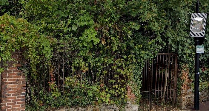 Rue Ren Coty piliers